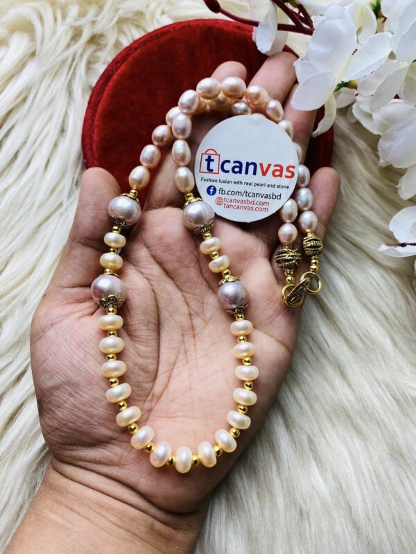 Exclusive pearl necklace