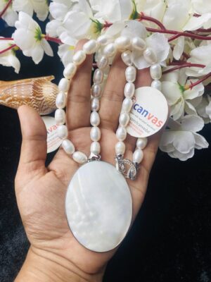 Pearl necklace with shell pendant